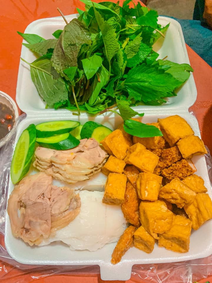 Đặc biệt theo chia sẻ của chính chủ, mắm tôm của quán toàn bộ đều được chuyển từ Thanh Hóa vào TP.HCM và phân phối cho toàn bộ chi nhánh nên bún có hương vị riêng. Ảnh:Facebook