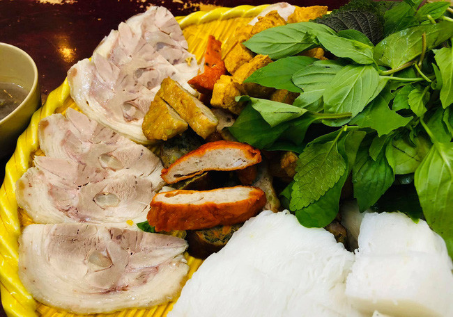 Theo một số kênh chuyên review cho biết, bún đậu ở quán của Mạc Văn Khoa được xem là khá ổn. Ảnh: Facebook