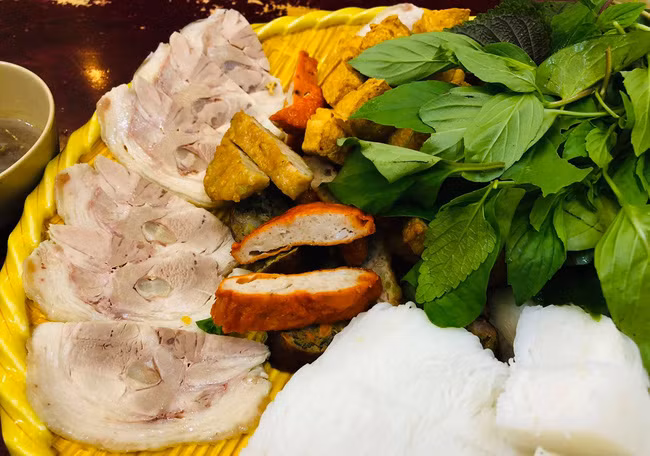 Theo một số kênh chuyên review cho biết, bún đậu ở quán của Mạc Văn Khoa được xem là khá ổn. Ảnh: Facebook