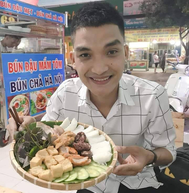 Thời điểm đó, Mạc Văn Khoa đang có 5 quán nên tính ra vào khoảng 1,5 tỷ đồng. Ảnh: Facebook.