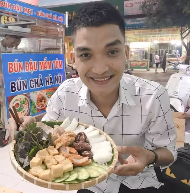 Thời điểm đó, Mạc Văn Khoa đang có 5 quán nên tính ra vào khoảng 1,5 tỷ đồng. Ảnh: Facebook.