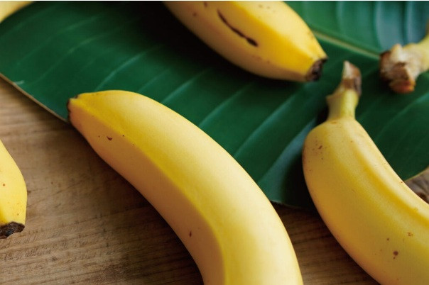 Đặc biệt, vỏ chuối mỏng hơn chuối thường và được mô tả là "mỏng đến mức có thể ăn được". Thậm chí, vỏ chuối 946 có thể xào như món rau truyền thống Nhật Bản kinpira gobo. Ảnh: Soranews24