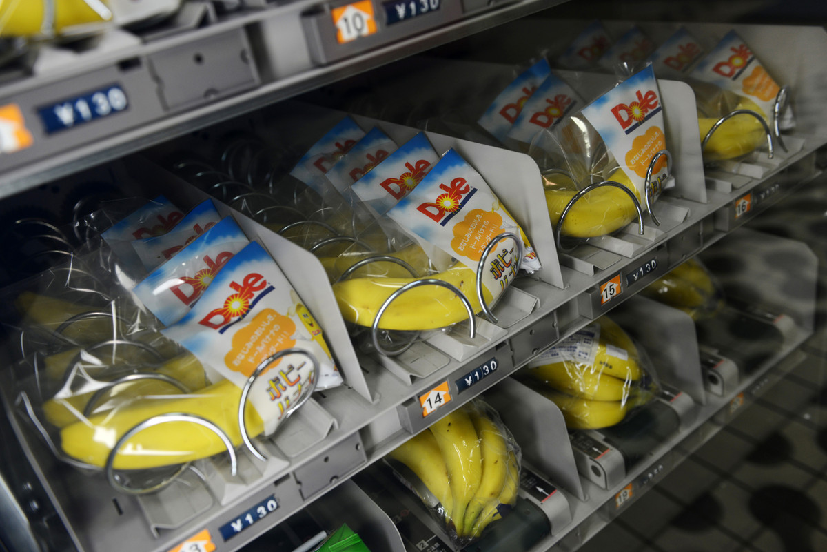 Tuy nhiên, chuối vẫn là loại quả hiếm ở xứ sở mặt trời mọc, bởi lẽ 99,98% lượng chuối ở quốc gia này là nhập khẩu. Chỉ có 0,02% số chuối trên thị trường là được trồng tại địa phương. Ảnh: Japan Times.