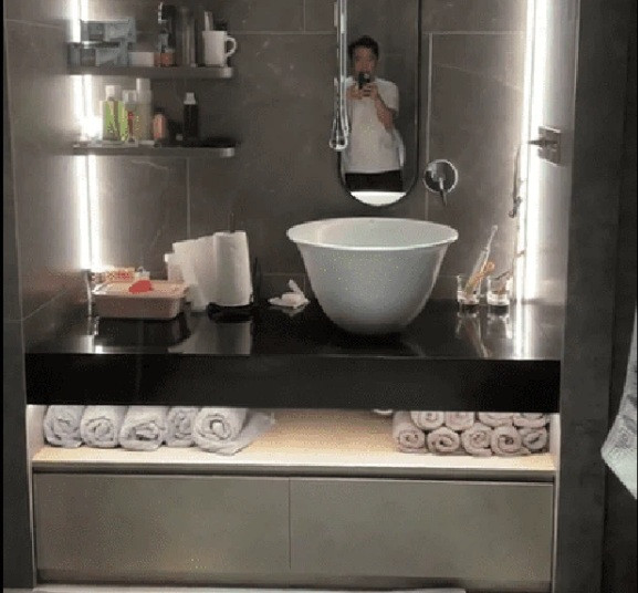 Đáng chú ý, Trấn Thành tỏ ra tâm đắc với khu vực phòng tắm cùng nội thất hiện đại chẳng kém khách sạn 5 sao.