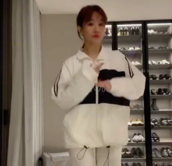 Bộ sưu tập giày cực khủng của Trấn Thành được hé lộ trong clip của Hari Won. Nguồn ảnh: cắt clip FBNV