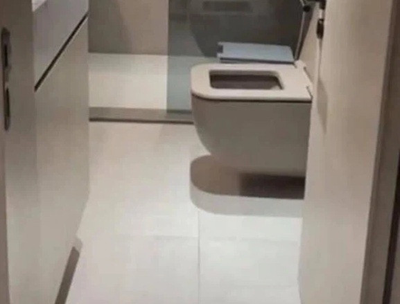 MC Trấn Thành cho biết tự tay lựa chọn thiết kế và nội thất đắt đỏ cho phòng tắm.