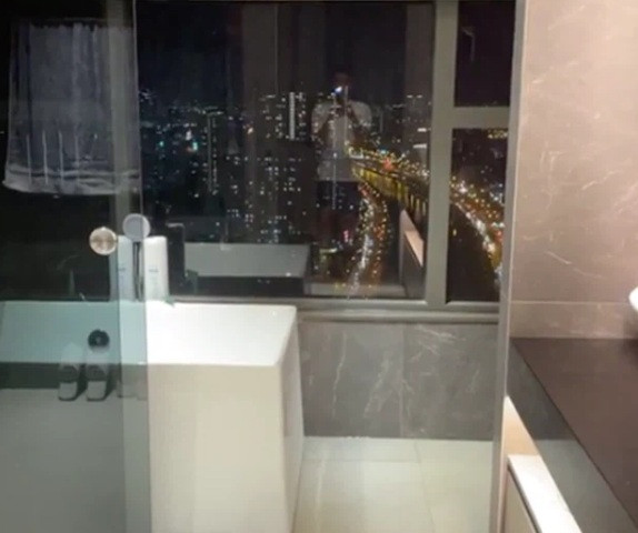 Đặc biệt, từ phòng tắm trong căn hộ của Trấn Thành có view nhìn ra thành phố đẹp mê ly.