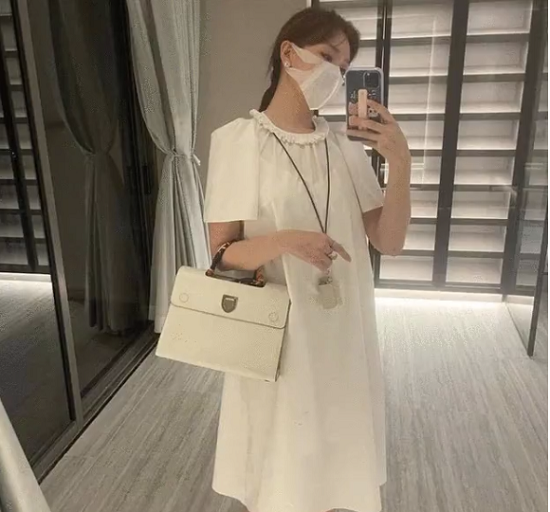 Trước đó, Hari Won cũng khoe một góc trong căn hộ sang trọng. Ngôi nhà được lắp rất nhiều gương tạo không gian hai chiều rộng mở và tăng thêm vẻ ấm cúng.