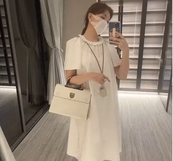 Trước đó, Hari Won cũng khoe một góc trong căn hộ sang trọng. Ngôi nhà được lắp rất nhiều gương tạo không gian hai chiều rộng mở và tăng thêm vẻ ấm cúng.