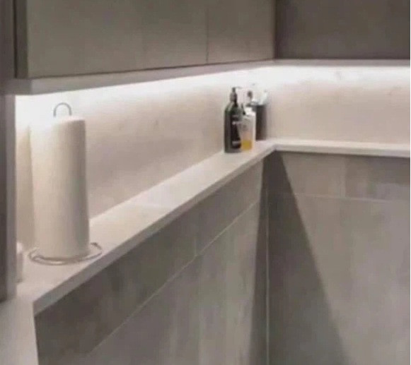 Nam MC quay từng góc trong phòng tắm.