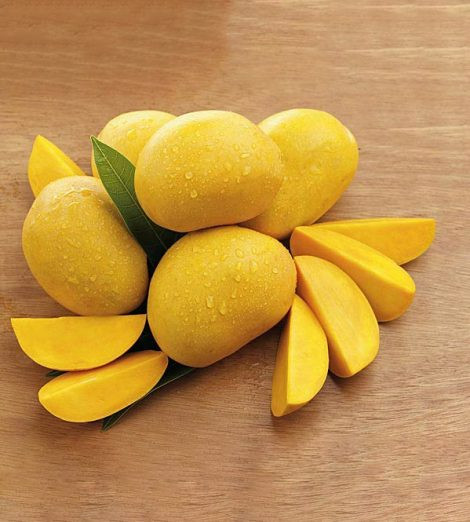 Khi chín sẽ chuyển sang màu vàng, cam. Trái có thịt quả màu vàng tươi, cấu trúc thịt chắc, mịn và ít xơ, vị ngon và thơm. Ảnh: Internet