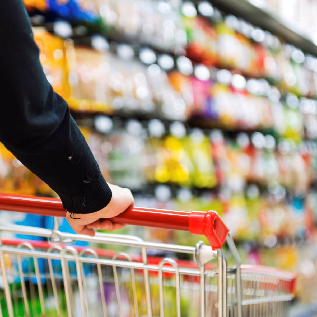 Các sản phẩm riêng của siêu thị có giá rẻ hơn 20 - 30% bởi chúng không mất quá trình trung gian như mua từ các nhà sản xuất khác, chi phí quảng cáo, vận chuyển...