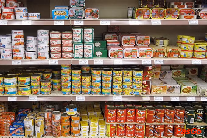 Nếu muốn cắt giảm chi phí mua sắm thực phẩm, hãy hạn chế chọn đồ ăn sẵn, đóng hộp. Chúng không chỉ đắt hơn mà còn sử dụng các thực phẩm với chi phí nguyên liệu thô cao hơn.
