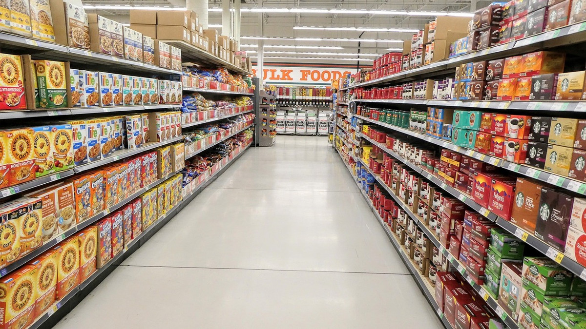 Nhiều siêu thị, cửa hàng cũng sản xuất các sản phẩm gắn nhãn hiệu riêng. Đây vừa là cách tạo dấu ấn, thương hiệu riêng, vừa mang đến cho khách mức giá rẻ hơn.