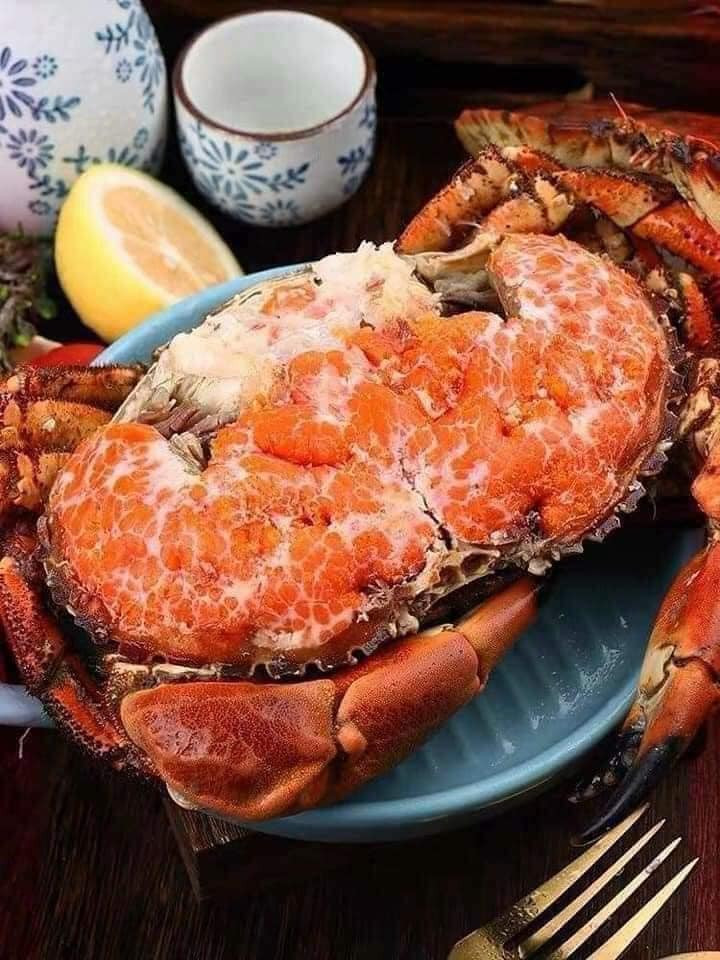 Các đầu mối tại Việt Nam thường nhập loại cua nâu tươi sống (hàng đang bơi) và cua đông lạnh đã hấp sơ. Trong đó, cua nâu Na Uy tươi sống, giá dao động từ 700.000-800.000 đồng/kg, còn hàng đông lạnh giá rẻ hơn rất nhiều, chỉ từ 280.000-350.000 đồng/kg.