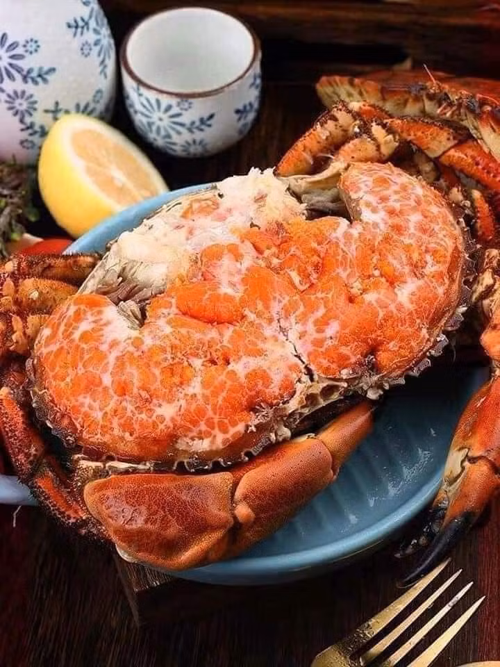 Các đầu mối tại Việt Nam thường nhập loại cua nâu tươi sống (hàng đang bơi) và cua đông lạnh đã hấp sơ. Trong đó, cua nâu Na Uy tươi sống, giá dao động từ 700.000-800.000 đồng/kg, còn hàng đông lạnh giá rẻ hơn rất nhiều, chỉ từ 280.000-350.000 đồng/kg.