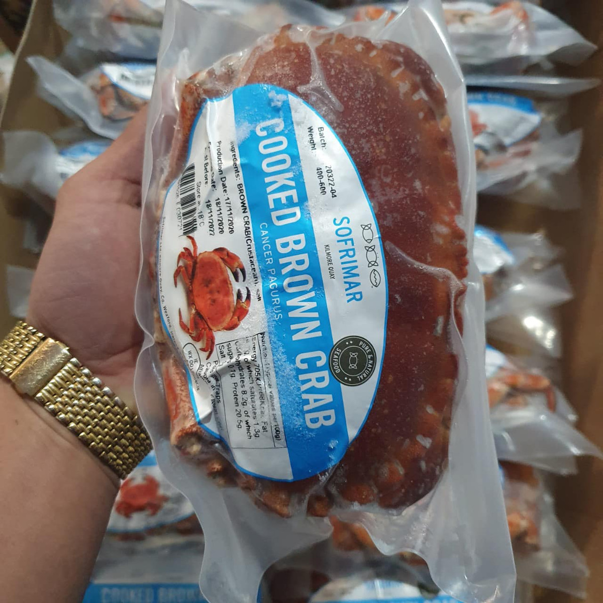 Anh Đông (một người bán cua nâu Na Uy trên chợ mạng) quảng cáo: "Cua nâu Na Uy, hàng full gạch, béo ngậy, thơm phức, xông nhiệt theo tiêu chuẩn Châu Âu".