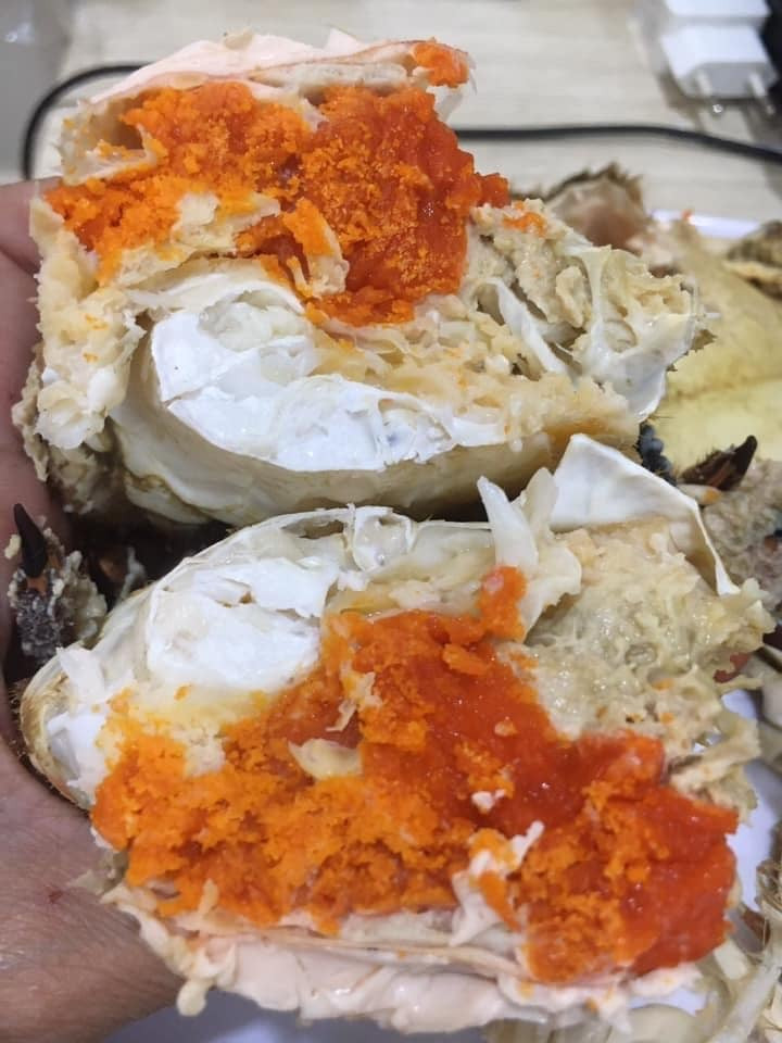 Cô Trang (Hà Đông, Hà Nội) tò mò mua cua nâu Na Uy giá rẻ về ăn thử.