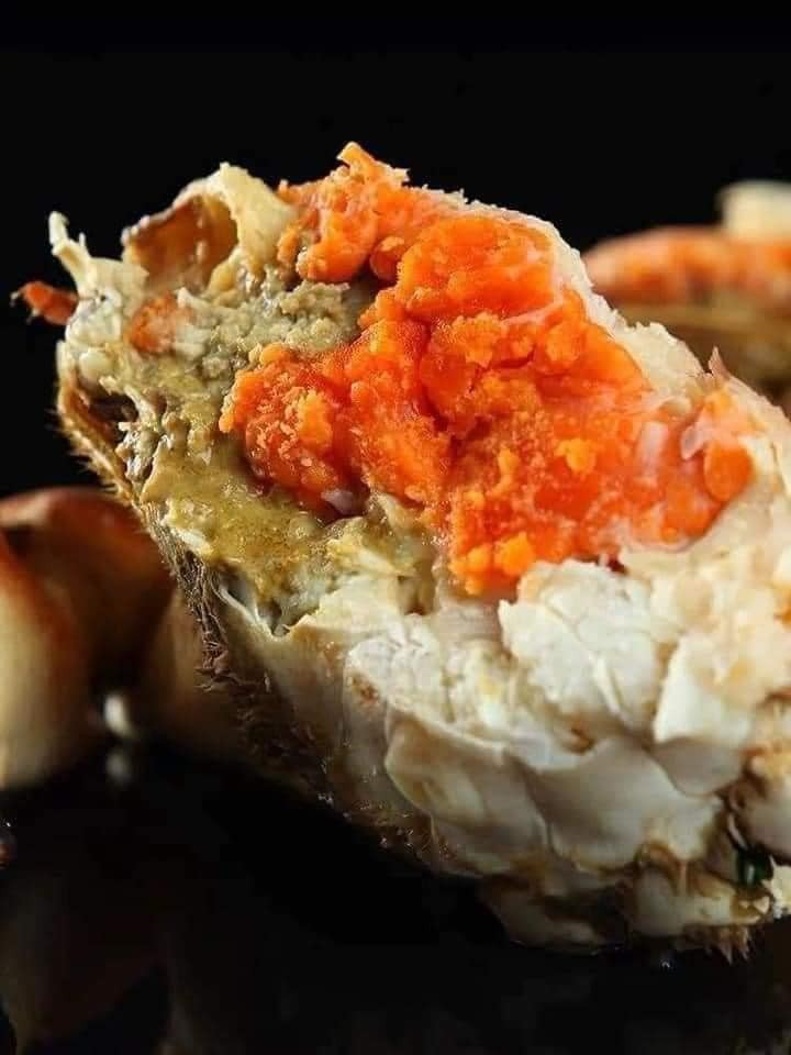 Chủ một cửa hàng ở Nam Từ Liêm (Hà Nội) tiết lộ, cua nâu Na Uy được đánh bắt ở vùng Đông Bắc Đại Tây Dương, bờ biển Na Uy. Chúng gần giống với cua biển Việt Nam nhưng có mai hơi dẹp, to, màu nâu sẫm và trông khá hung dữ.