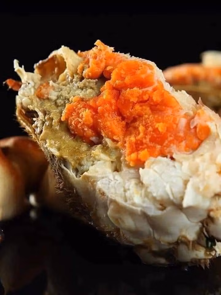 Chủ một cửa hàng ở Nam Từ Liêm (Hà Nội) tiết lộ, cua nâu Na Uy được đánh bắt ở vùng Đông Bắc Đại Tây Dương, bờ biển Na Uy. Chúng gần giống với cua biển Việt Nam nhưng có mai hơi dẹp, to, màu nâu sẫm và trông khá hung dữ.