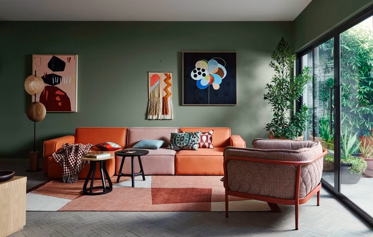 Tranh treo tường cũng được rất nhiều gia đình sử dụng trong việc trang trí nhà. Với người tuổi Sửu nên chọn các tranh phong cảnh mùa xuân, mùa thu, cây xanh cổ thụ để gặp may mắn.