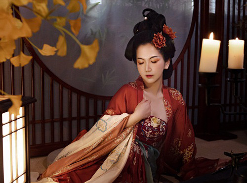 Hoang de Trung Quoc hoang dam, tang tiu voi goa phu... roi chet tham