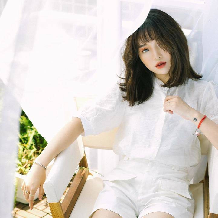 Hiện tại, Linh Ngọc Đàm đang ký hợp đồng với Nimo TV. Nền tảng này trả cho nữ streamer mức lương 600 triệu đồng/tháng.