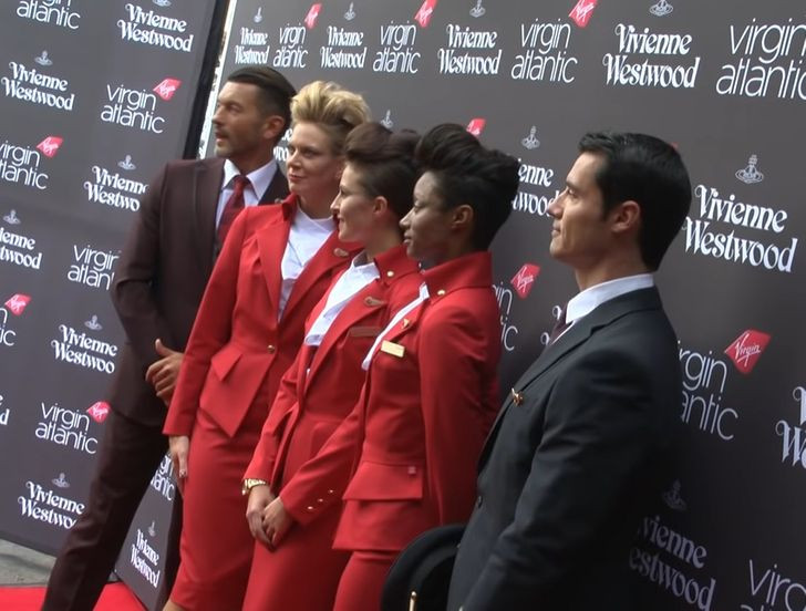 Trong quá khứ, các tiếp viên của British Virgin Atlantic thường mặc những chiếc áo khoác khá rộng. Sau đó, bộ đồng phục đã được cải tiến giúp họ trở nên nữ tính và thanh lịch hơn.