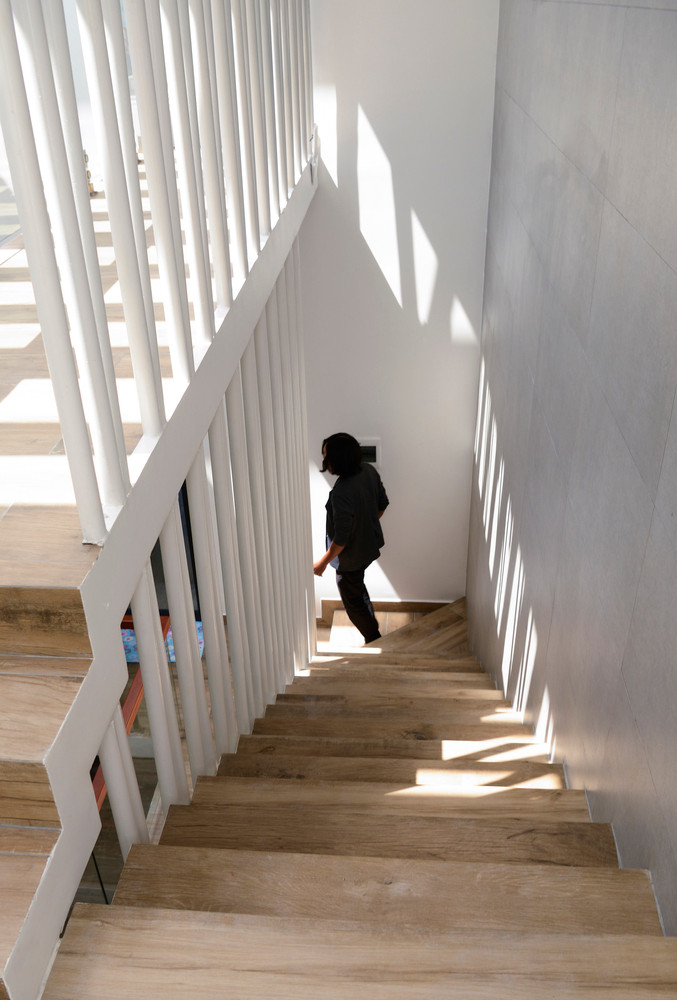 Cầu thang đồng thời là không gian giúp người đi có cảm giác thư giãn như đi dạo.