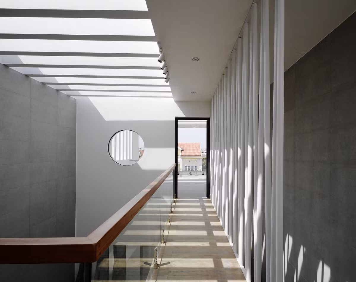 Khi thiết kế ngôi nhà, kiến trúc sư muốn tạo ra một không gian giúp người sống trong đó cảm thấy thoải mái và dễ dàng tương tác với nhau nhất.