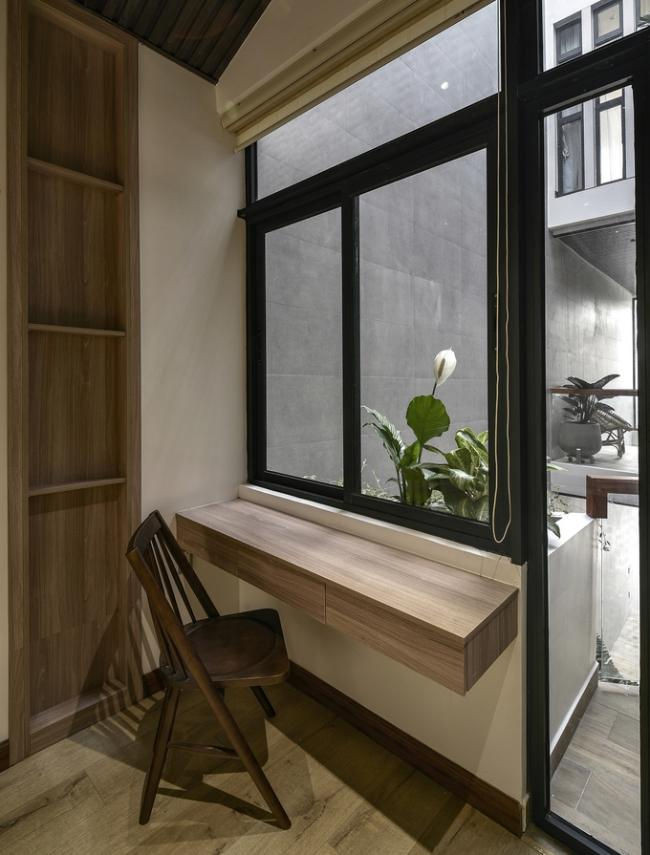 Góc làm việc nhìn ra khoảng xanh thông tầng.