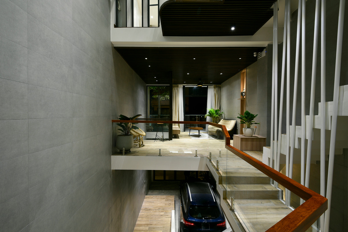 Thay vào đó là hệ thống vách kính, rèm… để từ không gian giao thoa, người vợ hay người chồng đều có thể dễ dàng nhìn thấy nửa kia và con của mình đang làm gì.