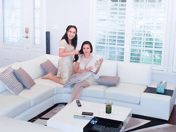 Tại Mỹ, danh hài Việt Hương cũng có một căn biệt thự thiết kế hiện đại với nội thất sang trọng. Ảnh: Facebook.