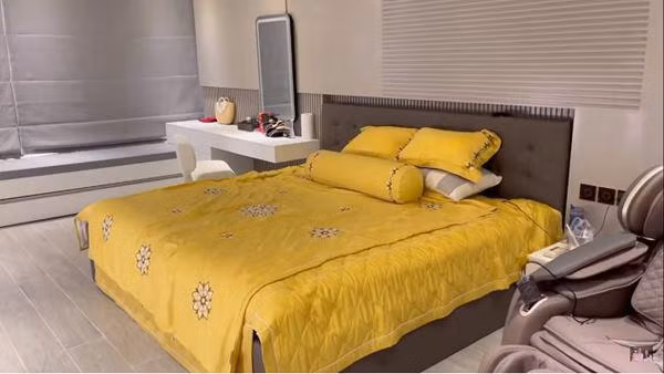 Phòng ngủ đơn giản với gam màu xám chủ đạo. Ảnh: Facebook.