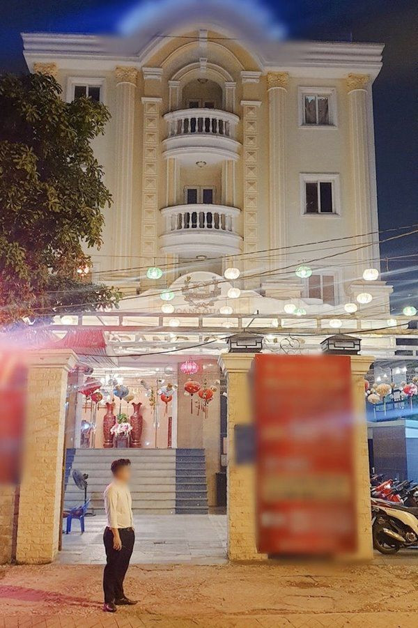 Cách đây không lâu, danh hài Việt Hương ông xã là nhạc sĩ Hoài Phương và con gái sẽ về hẳn Việt Nam sinh sống. Để ổn định cuộc sống, vợ chồng nữ nghệ sĩ tậu một cơ ngơi vô cùng bề thế. Đó là 2 căn nhà 5 tầng liền kề nhau. Ảnh: Facebook.