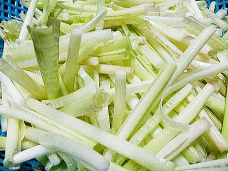 Trước đây, năn bộp ở An Giang, Cà Mau là cỏ dại nhưng nay giá bán lên tới 120.000 đồng/kg. Bên ngoài, rau có màu nâu vàng, phần ruột bên trong màu trắng sáng, ăn sống hay ăn chín đều ngon.