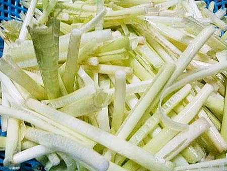 Trước đây, năn bộp ở An Giang, Cà Mau là cỏ dại nhưng nay giá bán lên tới 120.000 đồng/kg. Bên ngoài, rau có màu nâu vàng, phần ruột bên trong màu trắng sáng, ăn sống hay ăn chín đều ngon.