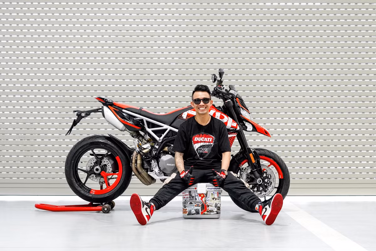 Vị đại gia này cho biết: "Với dáng người "khiêm tốn" thì công việc này cũng không dễ dàng gì với Minh, nhưng càng làm Minh càng thấy rằng không có vị trí nào "kém quan trọng". Nếu không có những người đẩy hàng, chất hàng và sắp xếp một cách khoa học thì hàng ngàn tấn hàng sẽ không thể được lấy ra và vận chuyển nhanh chóng".