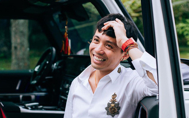 Về đời tư, đại gia Minh Nhựa trải qua hai đời vợ. Sau khi chia tay vợ đầu, Minh Nhựa vướng vào mối tình ồn ào với người vợ hiện tại Mina Phạm.