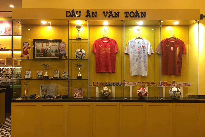 Sau khi thành công với thương hiệu thời trang riêng, với sự giúp đỡ của bầu Đức và ông Trần Thanh Hải, Chủ tịch Công ty Nutifood, Văn Toàn đã mở một quán cafe Ông Bầu tại Hải Phòng. Ảnh: NVT.