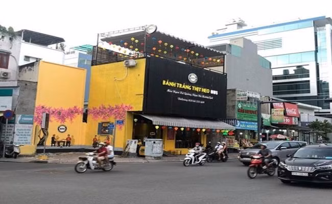 Bên cạnh đó, Công Phượng còn cùng người đồng đội thân thiết của mình ở HAGL JMG là Trần Hữu Đông Triều mở quán bánh tráng thịt heo và cà phê. Ảnh: Internet