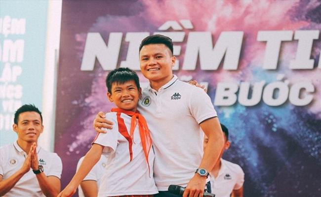 Trung tâm bóng đá cộng đồng QH19 Academy là sản phẩm hợp tác giữa Quang Hải và anh trai. Trung tâm nhận các học viên từ lứa U6 đến U13, luyện tập 3 buổi/tuần với học phí khá rẻ - khoảng 500.000 đồng/tháng. Ảnh: Internet