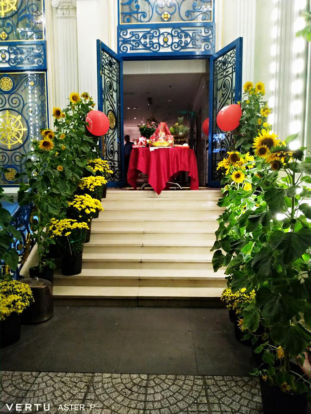 Vào những dịp quan trọng, biệt thự được trang trí đầy hoa tươi ngay từ cửa vào.