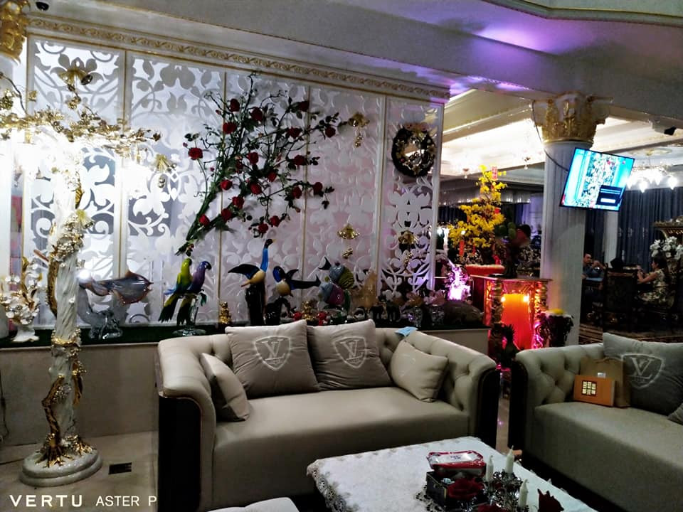 Tranh ảnh treo đầy tường.