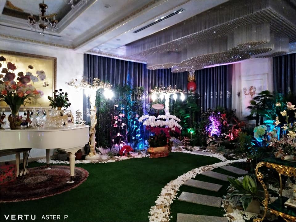 Mọi nội thất trong nhà đại gia Phương Hằng đều rất sang trọng, đẳng cấp.