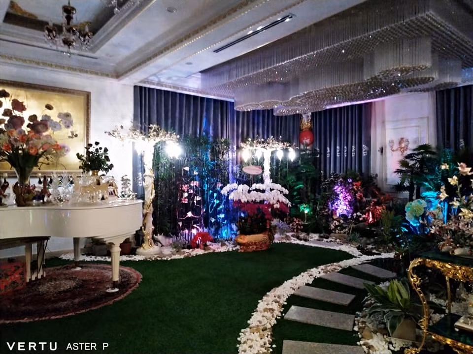 Mọi nội thất trong nhà đại gia Phương Hằng đều rất sang trọng, đẳng cấp.