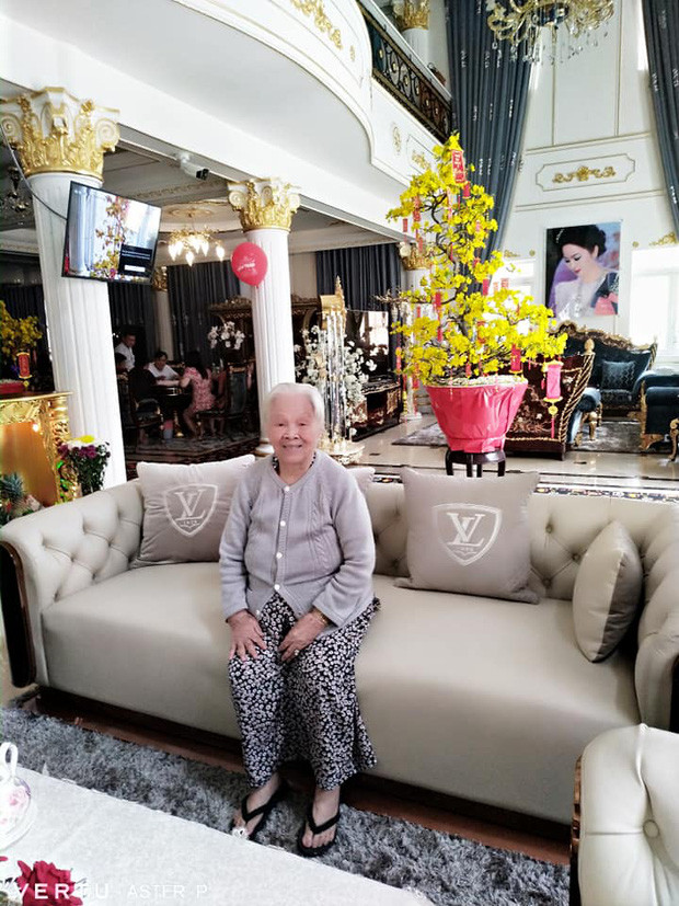 Trong nhà bố trí nhiều không gian tiếp khách.