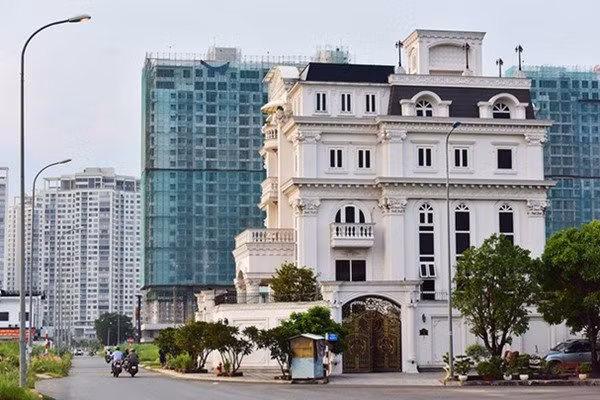 Nhắc đến những căn biệt thự xa hoa của mỹ nhân Việt không thể không nhắc đến Lý Nhã Kỳ. Căn biệt thự của người đẹp toạ lạc tại khu dân cư cao cấp Thảo Điền (Quận 2, TP HCM).