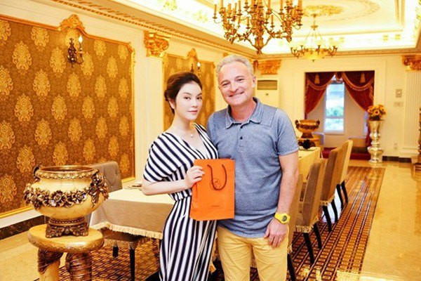 Biệt thự có một mặt hướng ra sông Sài Gòn và ba mặt còn lại thông thoáng tiếp xúc tối đa với thiên nhiên bên ngoài bằng cửa kính rộng và khe gió. Nhìn bề ngoài, căn biệt thự này trông không khác gì toà lâu đài của hoàng gia thời xưa.