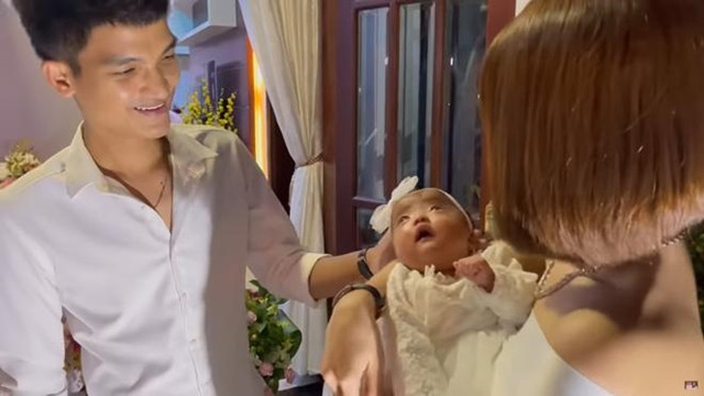 Nhà cũ của Mạc Văn Khoa chật quá nên vợ chồng anh chuyển sang căn nhà thuê để đảm bảo môi trường sinh sống tốt nhất cho con.